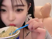 アジア最高の入れ墨の女の子が踊り、麺を食べる