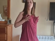 挑発的に踊るアラブの巨乳少女